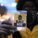 Vlaams Belang Jongeren verkleden zich in Zwarte Piet en delen 6.000 cadeautjes uit