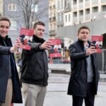 Vlaams Belang Jongeren schenken boeken over Zwarte Piet aan lokale bibliotheken