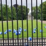VBJ gooit strandballen in koninklijke tuin in Laken: “Waarom mogen we hier onze ballen niet terughalen?”